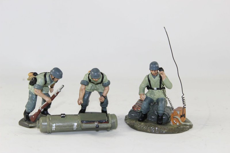 Reiner Krock Paratroopers and radio operator: Reiner Krock Paratroopers and radio operator Excellent condition 4 pieces