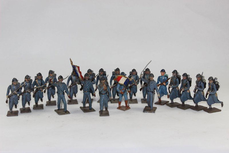 Mignot World War French Infantry: Mignot World War French Infantry Fair to Good condition No box 1 sword missing, 1 bayonet missing. 20 pieces