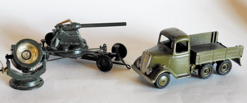 Britains Search Light, Anti Aircraft Gun: Britains Search Light, Anti Aircraft Gun on Mobile Chassis and 6 Wheel Lorry. Post War 3 Pieces. Condition Very Good