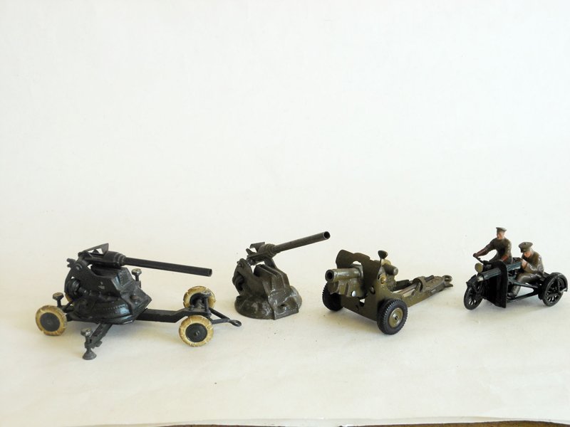 Britains Guns, #1725 Howitzer 4.5,: Britains Guns, #1725 Howitzer 4.5, #1717 Anti Aircraft Mobile Gun. # 1715 Anti Aircraft Gun and # 1793 Motor Cycle Machine Gun Corps. Unboxed Pre War 4 Pieces.