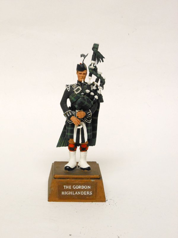 Sentry Box Gordon Highlander Piper: Sentry Box Gordon Highlander Piper Overall Height with base Condition Excellent Unboxed Overall Height with base = Six and a half inches