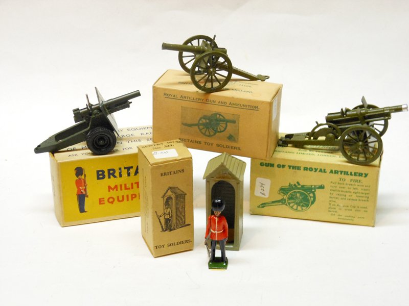 Britains Set # 20126.1263.1292 & 329: Britains Set # 20126.1263.1292 & 329 25 pounder Royal Artillery Gun, Royal Artillery Gun, Royal Artillery Gun and Guardsman with Sentry Box with Original Boxes Post War. 4 Items. Condition Very Good. 