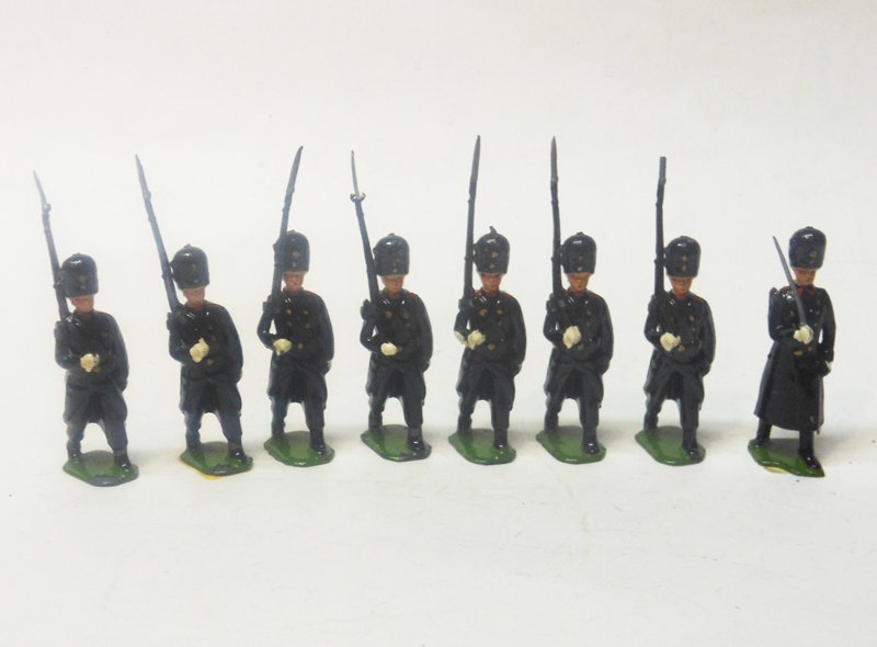 Britains Set # 2009 Belgian Grenadiers: Britains Set # 2009 Belgian Grenadiers Post War. 8 Pieces. Unboxed. Condition Very Good