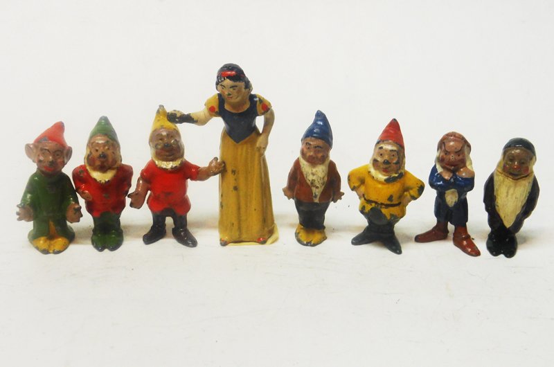 Britains Snow White and the 7 Dwarfs: Britains Snow White and the 7 Dwarfs Pre War. Condition Very Good (with minor paint chips) 8 Pieces