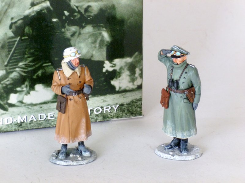 King and Country BBG011: King and Country BBG011 WWII one officer saluting, and one soldier standing, 2 pieces with Original Box Condition Excellent. Box Excellent