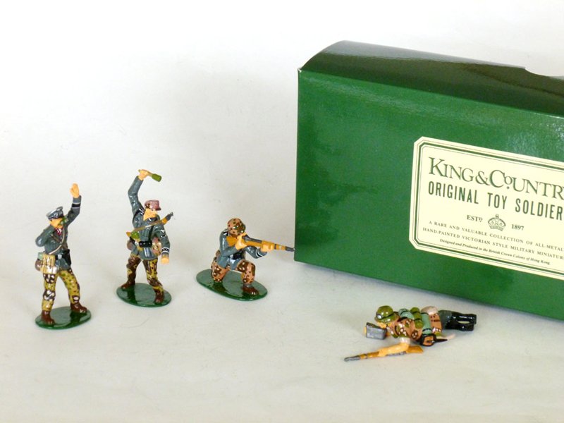 King and Country Waffen WSS-2: King and Country Waffen WSS-2 1944, a soldier standing raising a weapon, a soldier crouching and shooting, a soldier crawling with weapons, a soldier with binoculars 4 pieces with Original Box Conditi