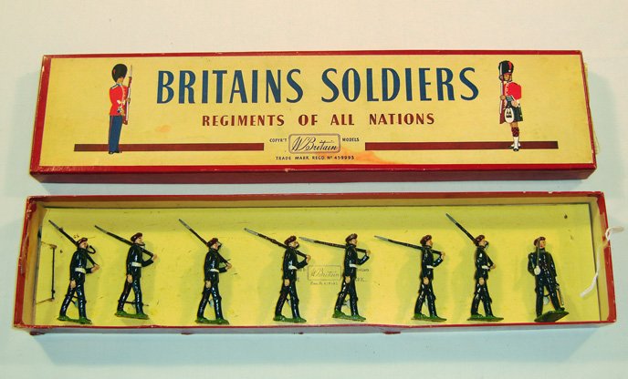 Britains: Set #2092 ParachuteRegiment: Post-War, Tied In. 7 marching at the slope with 1 office with sword raised, 1954-1959 in original box (E+ , box VS) [8]. No end label, tie card soiled.