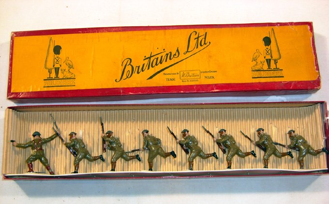 Britains: Set # 1625 US Infantry, in Gas Masks: 7 charging with rifles, 1 officer with gun and sword in original “Britains Ltd”, Box (M, box G) [8]. Home-made label.