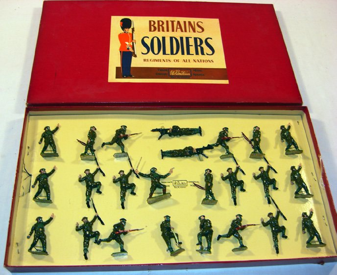 Britains: Set # 1614 British Infantry in Action: With Gas Masks. A 24 piece display combining pieces from 1611, 1612,1613, 258, including charging with fixed bayonets, digging, throwing grenades, prone with fixedbayonets and machine gunners, tied in