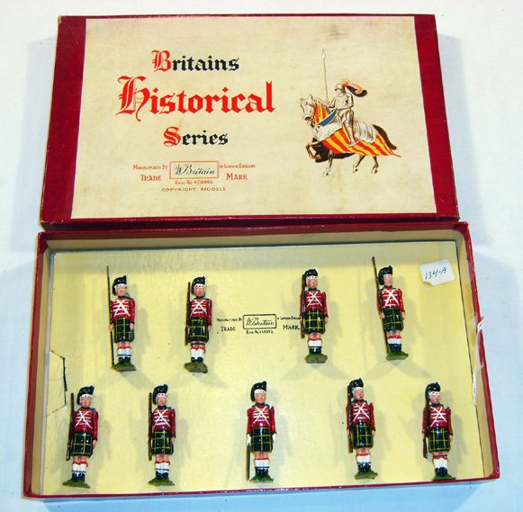Britain’s Set # 1519 Highlanders with Muskets: Waterloo Period 1815 Each with yellow and green tartan, 8 fixed arm and officer with pole arm tied in original “Regiments” box (M, Box VG) [9].