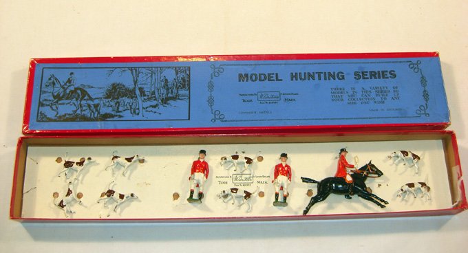 Britains: Part Set # 1446 The Meet, Loose: Partial set with two huntsmen on foot (NM, box VG) [11]. Wrong mix - no fox, 2 hounds should be running, need 1 huntswoman and huntsman instead of 2 huntsmen. Wrong tie card.