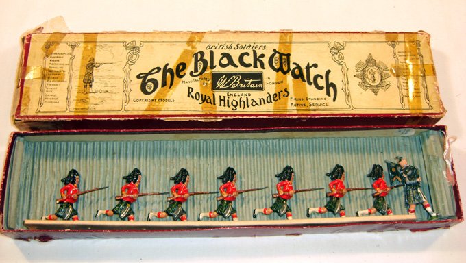 Britains: Set # 15 Argyll & Sutherland Charging: Early Set in wrong Britains box No. 122, 7 charging with fixed rifles, 1 extra piper in wrong box (E, few chips, box P, tape on box) (8). Wrong slot card.