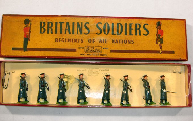 Britains: Set #2027 The Red Army Guards: Post-War Infantry. 7 marching at the slope with 1 officer, tied in original Regiments box (M, box P brown area) (8).