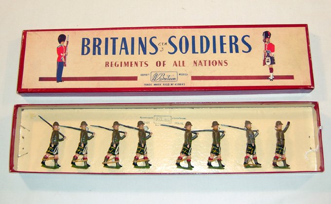 Britains: Set # 1901 Capetown Highlanders: Post-War. 7 marching at the slope and 1 officer in original “Regiments” box (NM, few chips, box E, scotch tape) (8).