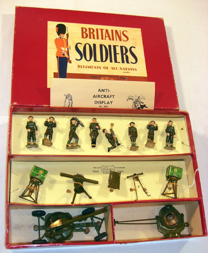 Britains: Set # 2052 Anti Aircraft Display: With Crew. Comprising Two Predictors, Height Finder, Spotting chair Range finder, Anti-Air Craft Gun, Search Light, 8 personnel in original box (M, box G) (15).