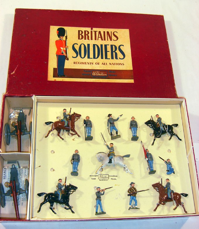 Britains: Set # 9485 USA Civil War: Troops and Guns. Comprising 4 mounted cavalry with rifles, 2 standing firing, 1 kneeling firing, 2 cannoneers, 1 flag bearer, 1 bugler, 1 officer with pistol firing, 1 officer on grey horse with sword