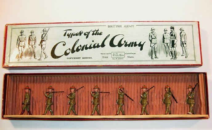 Britains: Set #1542 New Zealand Infantry: Pre-War Set 7 marching at the slope with 1 officer khaki with red cap band (NM in G box) (8).