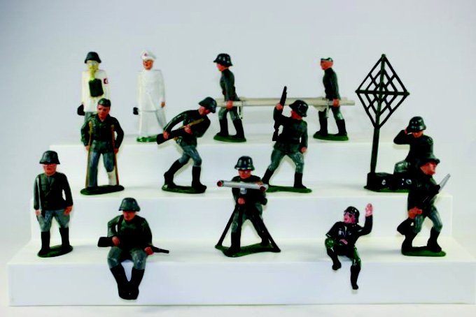 Dimestore Conversions German Army: German Army in a variety of creative poses including medical troops Excellent Condition (one missing helmet).