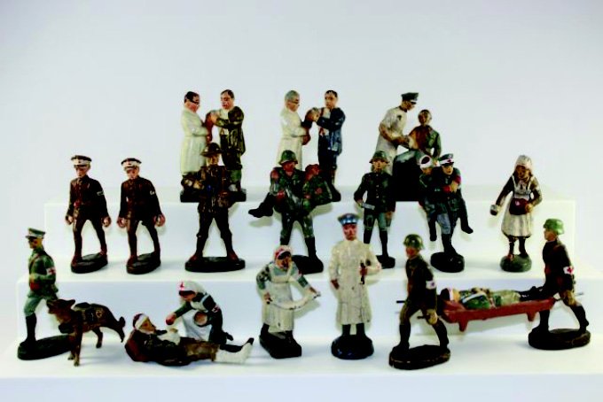 Lineol Elastolin Medical Personel: Doctors, Nurses and Wounded includes 5 Duplex Figures 19 pieces.