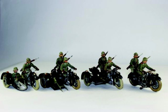 Lineol Motorcyclists: With Sidecars and with mounted machine gun (damage to all) Good Condition 4 pieces.