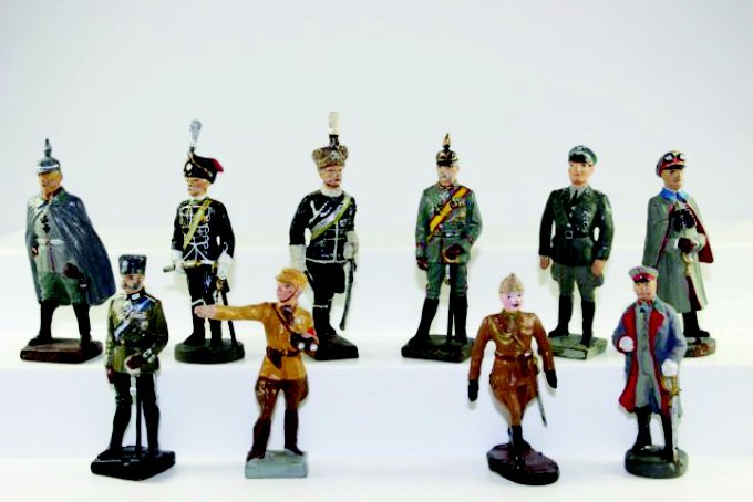 Lineol Elastolin Personalites: And Officers Repair repaint restoration to all 10 pieces.