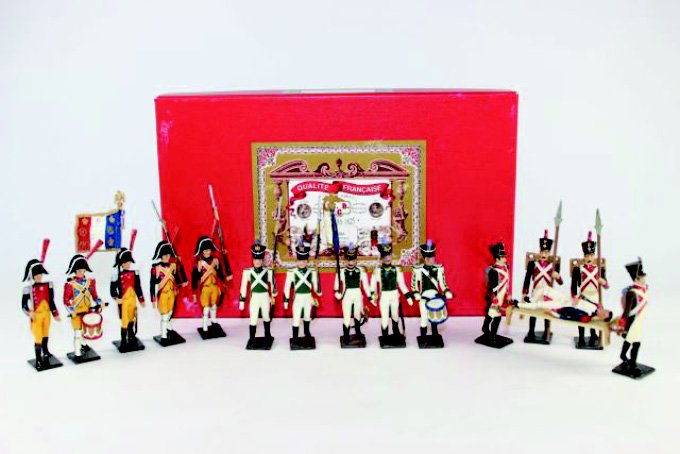 Mignot Napoleonic Infantry: Imperial Gendarme,Pioneers,Chassuers Excellent Condition with the boxes 15 pieces.