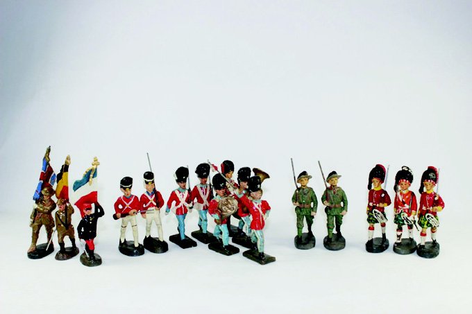 Lineol, Elastolin, Composition Foreign Troops: Mixed Scales Good to very Good Condition (some embellishing repaint) 16 pieces.