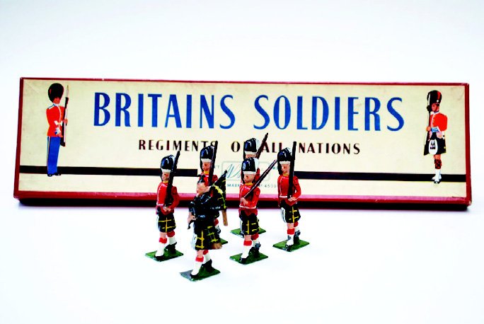 Britains Set #77 Gordon Highlanders with Piper: Post War with Original Box, Untied. 6 Pieces. Condition Very Good, Box Very Good.