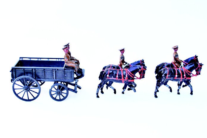 Britains RAMC Wagon: 4 Horse Wagon with 2 Seated Drivers (shafts broken, one horse’s leg missing a hoof) 7 Pieces. Unboxed. Condition Good.
