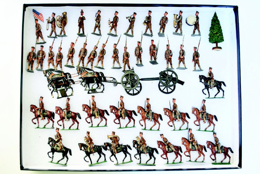 Heyde British Army Display: Including Mounted Band, Foot Band, Cavalry, Officer and Men at the Slope, and Gun Team, with Tree (one man at slope with broken rifle, gun team has no outriders, one mounted man lacks sword) 47 Pieces