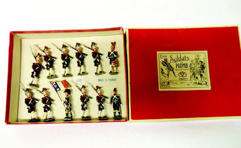 Mignot French Napoleonic Infantry: Post War. G.De La Garde, Tied in Original Box. 10 Pieces. Condition Excellent, Box Excellent (2 corners of box lid split).