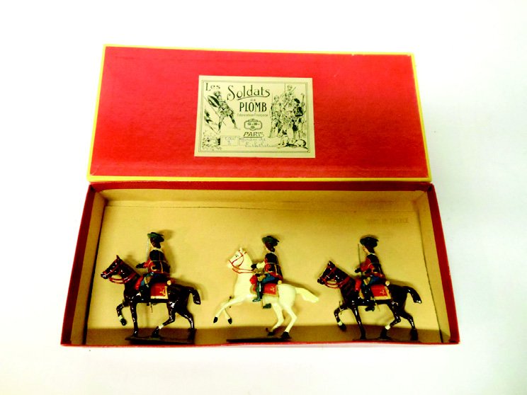 Mignot Garde De Richelieu: Post War. Mounted Tied in Original Box. 3 Pieces. Condition Excellent, Box Excellent.