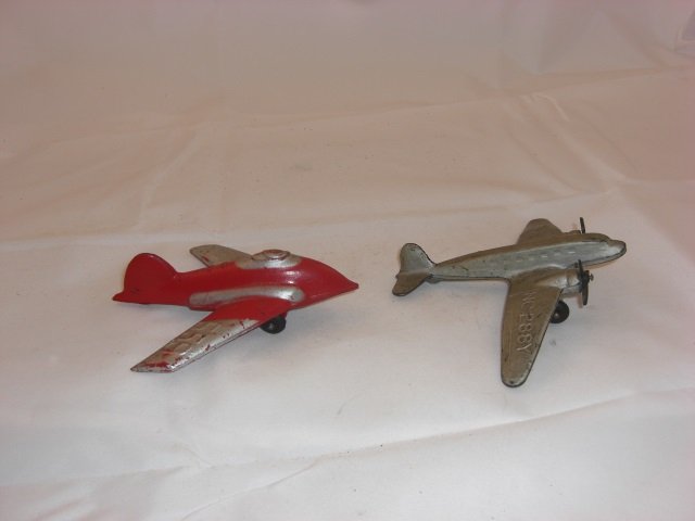 Auburn Rubber Airplanes: Douglas DC2 Transport with 6 Inch Wingspan. Jet 559 is 4 Inches long. 2 Pieces. Condition Excellent.