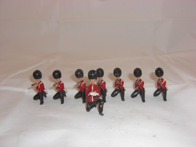 Britains Set #90 Coldstream Guards: Kneeling Firing. 8 Pieces. Condition Very Good; Rifles chipped.
