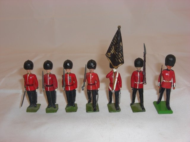 Britains From Set #130 Scots Guards: 6 Lead and 1 Non-Lead. 7 Pieces. Condition Excellent.