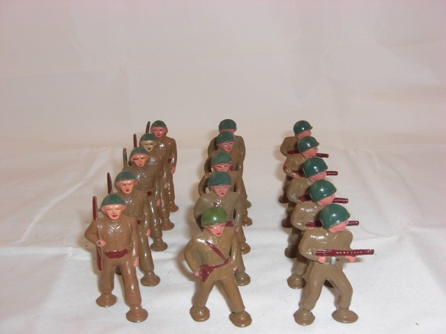 Barclay Podfoots: Includes 5 B260 Soldiers with Slung Rifles, 5 B235 Soldier Officer and 5 B242 Charging Soldiers with Machine Guns. 15 Pieces. Condition Excellent.