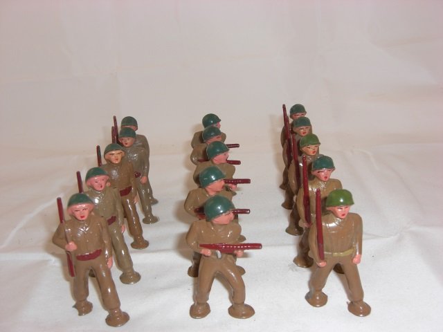 Barclay Podfoots: Includes 5 B260 Soldiers with Slung Rifles, 5 B242 Charging Soldiers with Machine Guns and 5 B259 Marching Soldiers with Tan Belts. 15 Pieces. Condition Excellent.