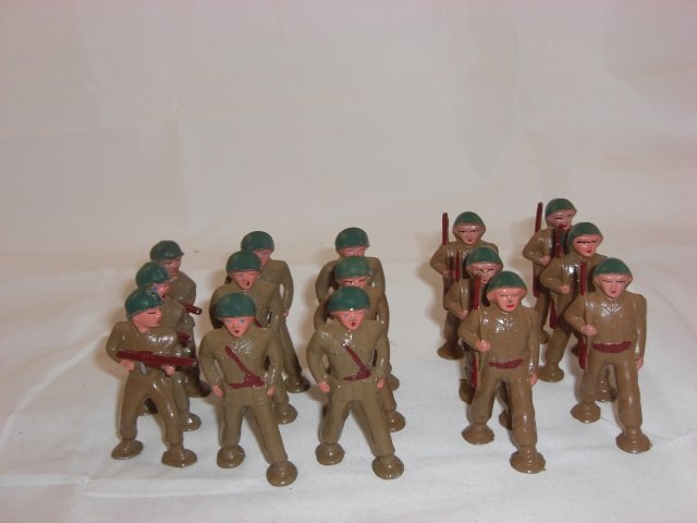 Barclay Podfoots: Includes 6 B260 Slung Rifles, 6 B235 Officers and 3 B242 Charging with Machine Guns. 15 Pieces. Condition Excellent.
