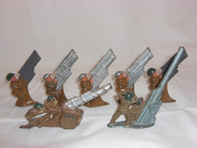 Barclay Artillery Pieces: Includes B212 AA Gunners, B222 Mobile Cannon and B223 AA Gun. 4 with Green Helmets. 7 Pieces. Condition Good.
