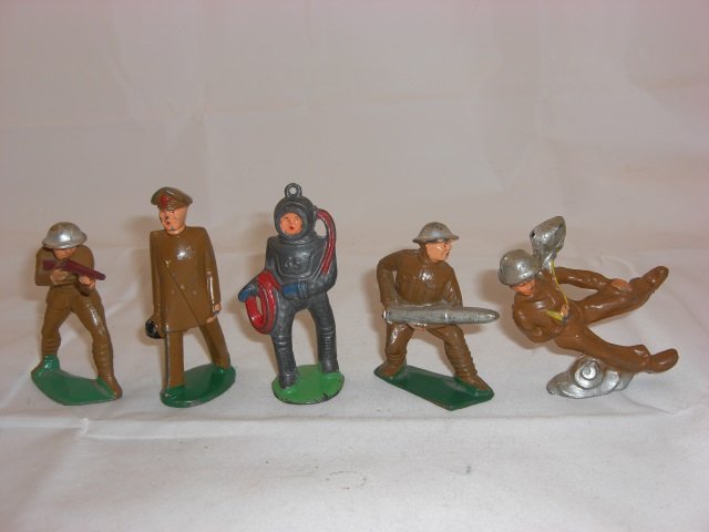 Manoil Soldiers: M48 Sniper, M35 Doctor in Khaki, M97 Deep Sea Diver, M42 Cannon Loader and M127 Jumping with Chute. 5 Pieces. Condition Excellent.