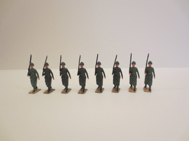 Britains from Set #1435 Italian Infantry: Green Colonial Dress, Pre-War. 8 pieces, unboxed, condition very good