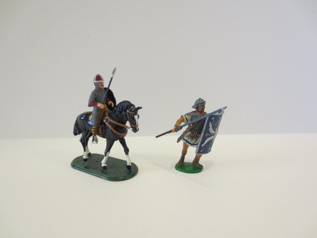 Medieval Knights with Spears: 2 Figures, Maker unknown, unboxed, 2 pieces, condition very good