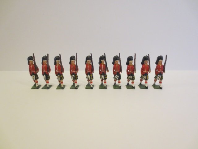 Britains from Set #77 Gordon Highlanders: Post War. 10 pieces, unboxed, condition very good