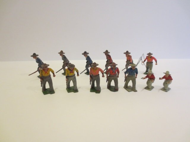 Britains Various Cowboys: Post War. 13 pieces, unboxed, condition very good