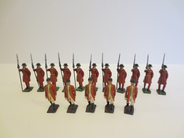 Britains from Set #1475 & #1257 Footmen & Yeomen: Post War. 16 pieces, unboxed, condition very good