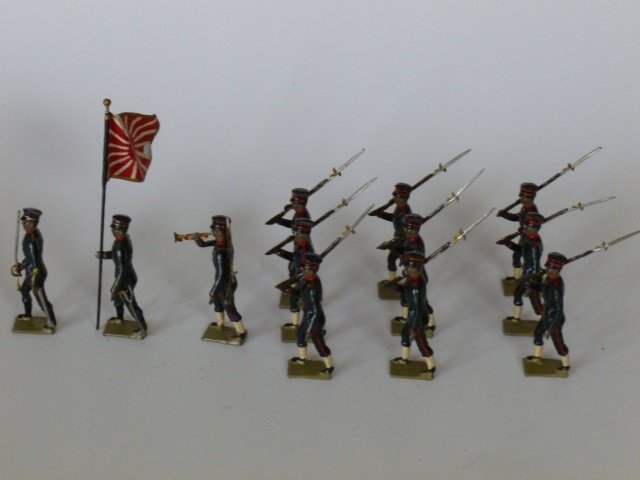 Mignot Japanese Infantry: Post War. 12 pieces (flag loose), unboxed, condition very good