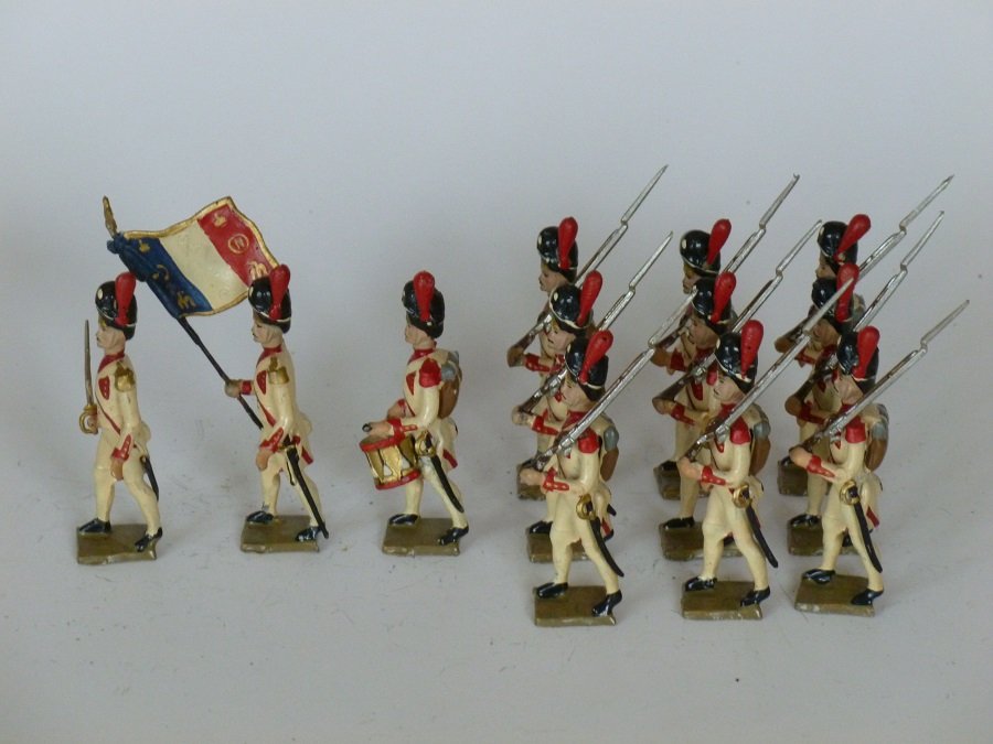 Mignot Dutch Grenadiers: Post War. 12 pieces, unboxed, condition very good
