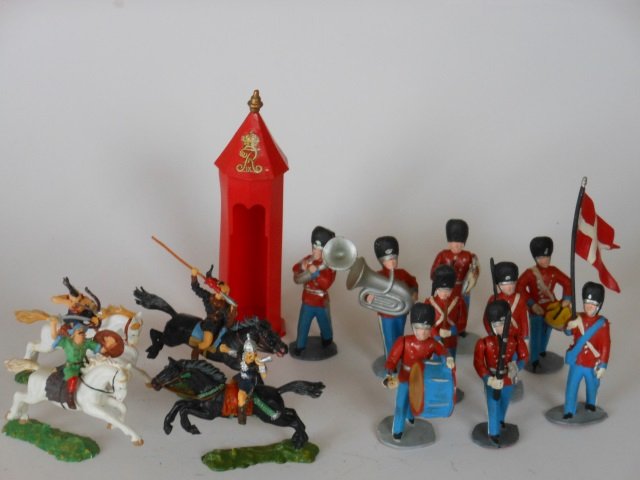 Elastolin 40mm Huns & Preiser Plastics: Danish Infantry. Post War. 14 pieces, unboxed, condition very good