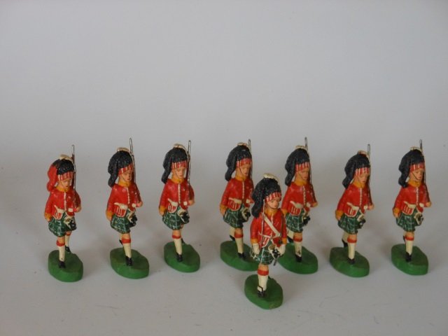 Elastolin Style Composition Highlanders: Post War. 8 pieces, unboxed, condition very good