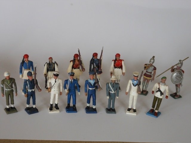 AEOHA Plastics Ancient & Modern Troops: Post War. 15 pieces, unboxed, condition very good